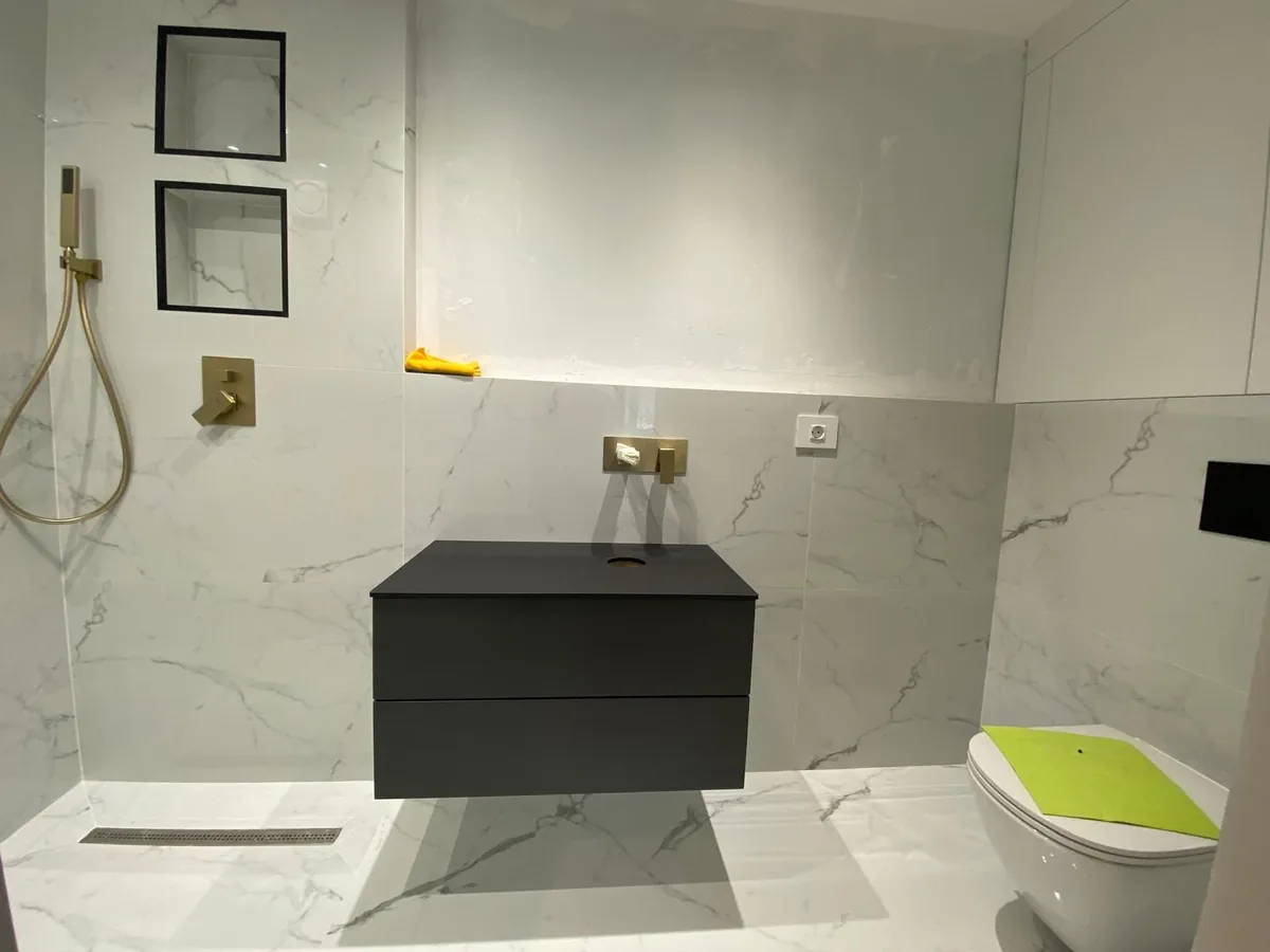 Baie antracit cu vanity și marmură Calacatta