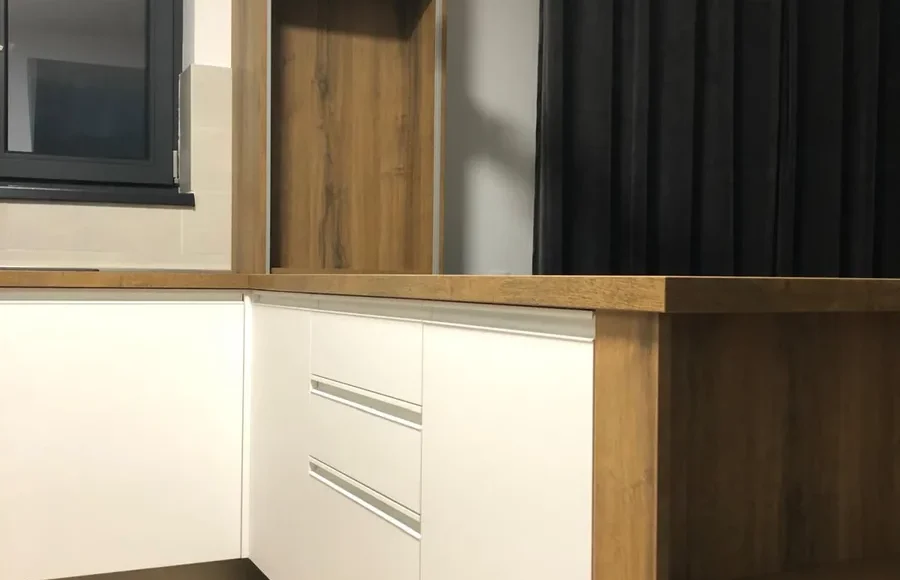 Bucatarie alba premium cu bar lemn nuc si candelabru cristal la comanda Bucuresti