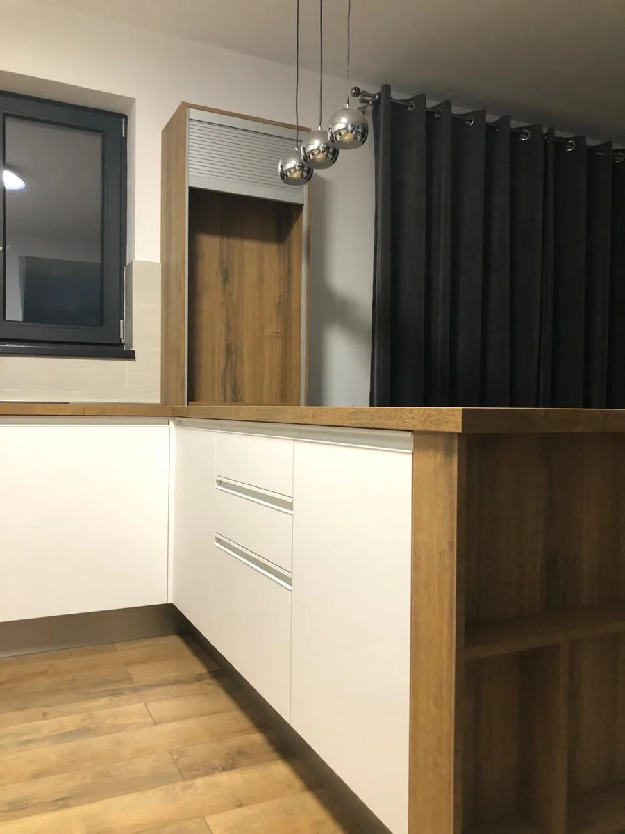 Bucătărie albă premium cu bar de lemn nuc