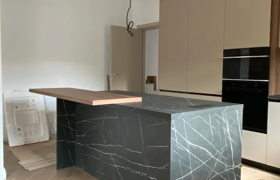 Bucatarie greige cu marmura Nero Marquina si insula nuc la comanda Bucuresti