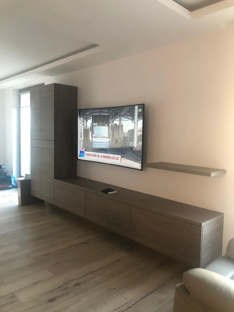 Living cu comodă TV gri-taupe