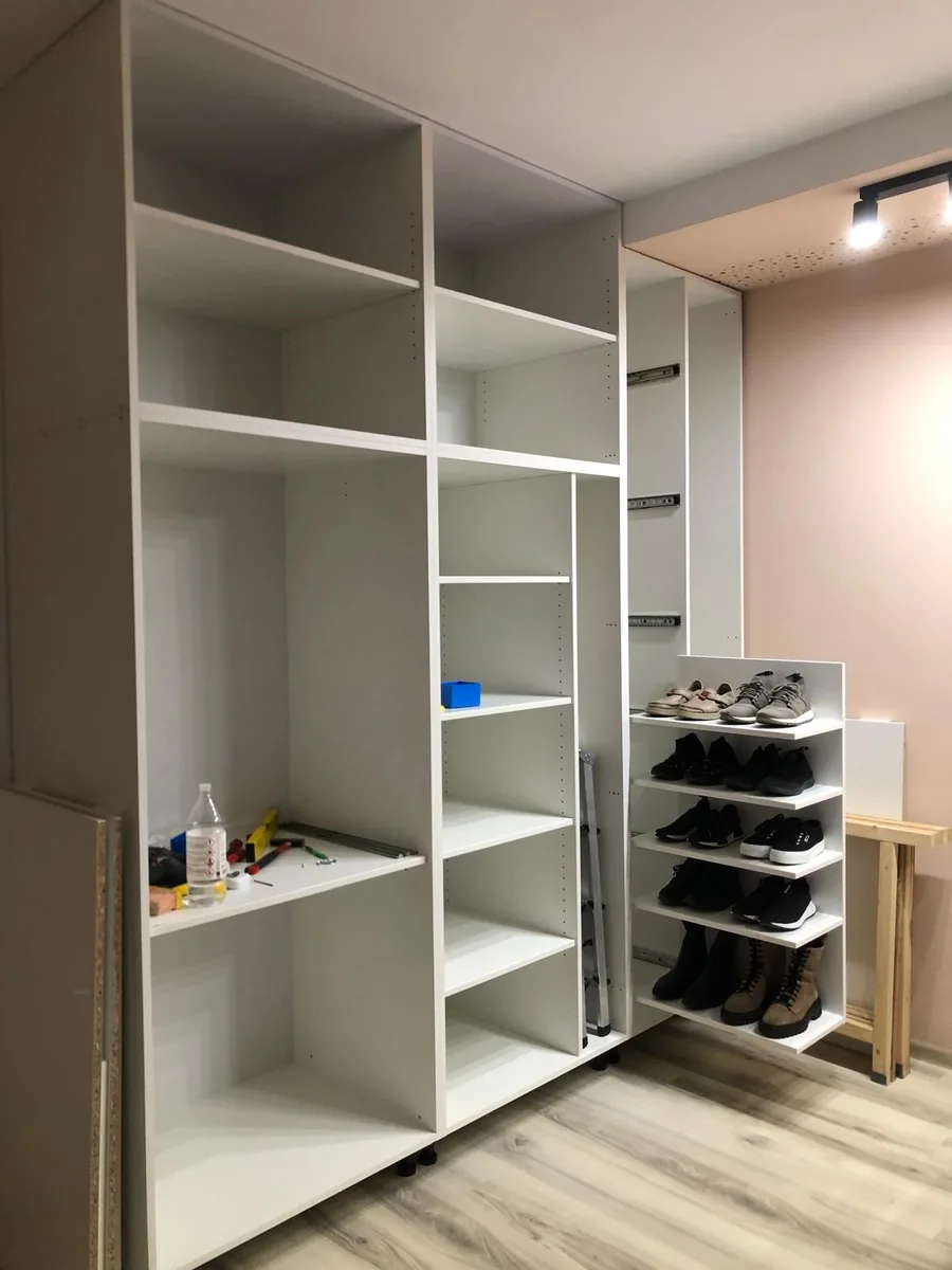 Dressing walk-in alb instalare cu rafturi deschise si bare haine la comanda Bucuresti
