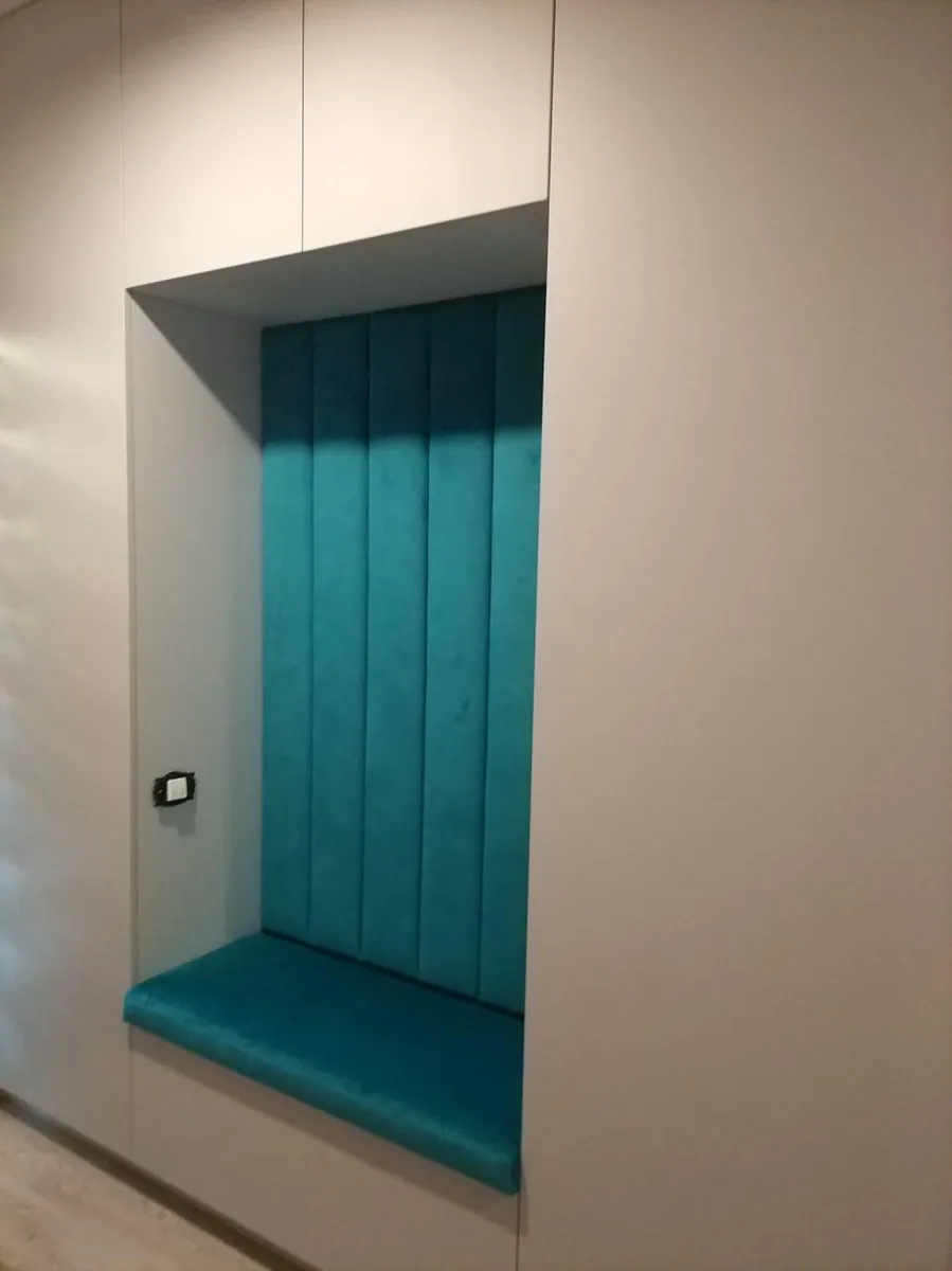 Detaliu nisa tapitata velur turcoaz in mobilier hol la comanda Bucuresti
