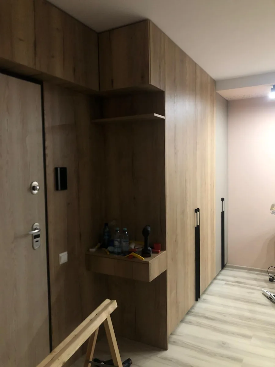 Hol cu dulap stejar rustic și nișă cuier