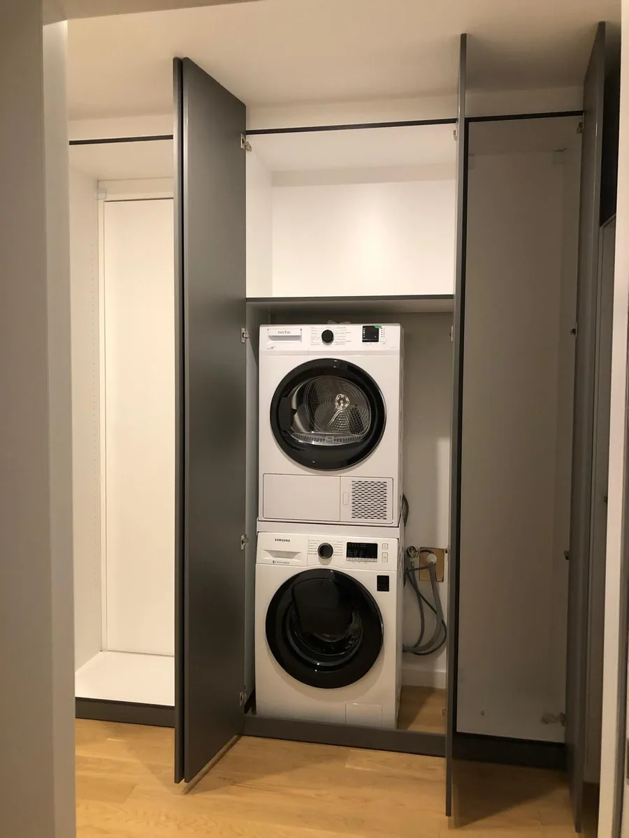 Dulap laundry antracit mat cu masini stacked Samsung integrate la comanda Bucuresti