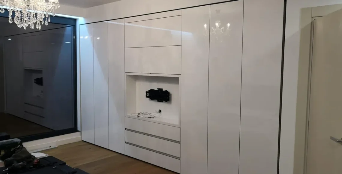 Garderoba dormitor alba lucioasa cu nisa TV podea-tavan la comanda Bucuresti
