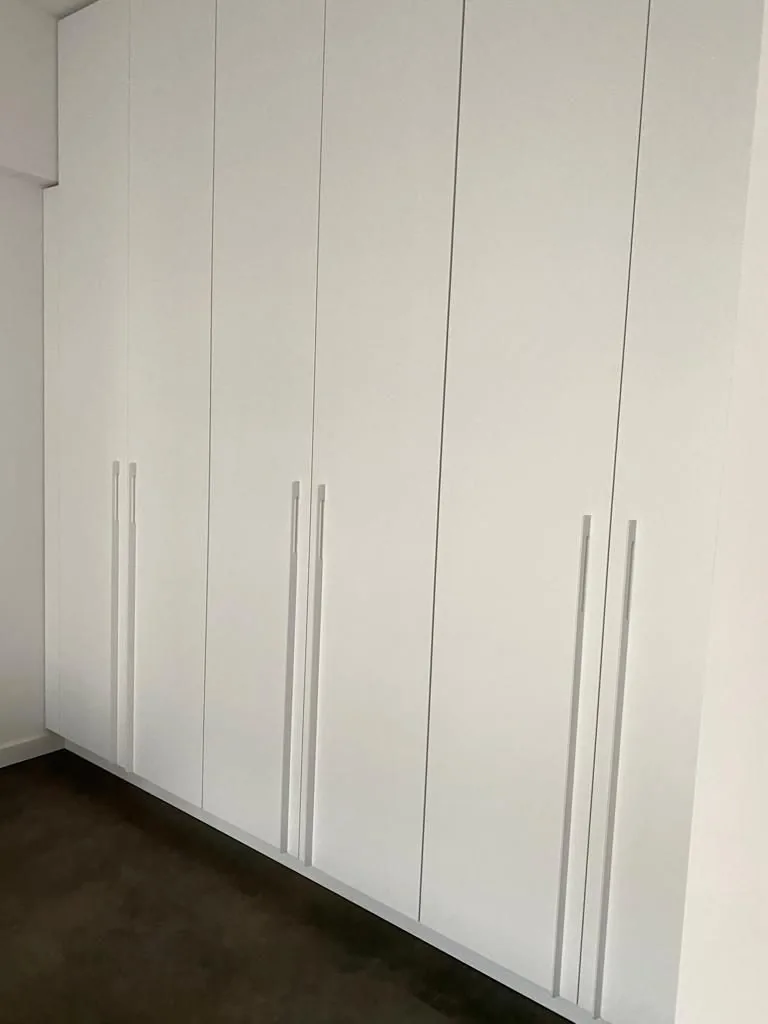 Garderoba dormitor alba mat cu manere slim si parchet la comanda Bucuresti