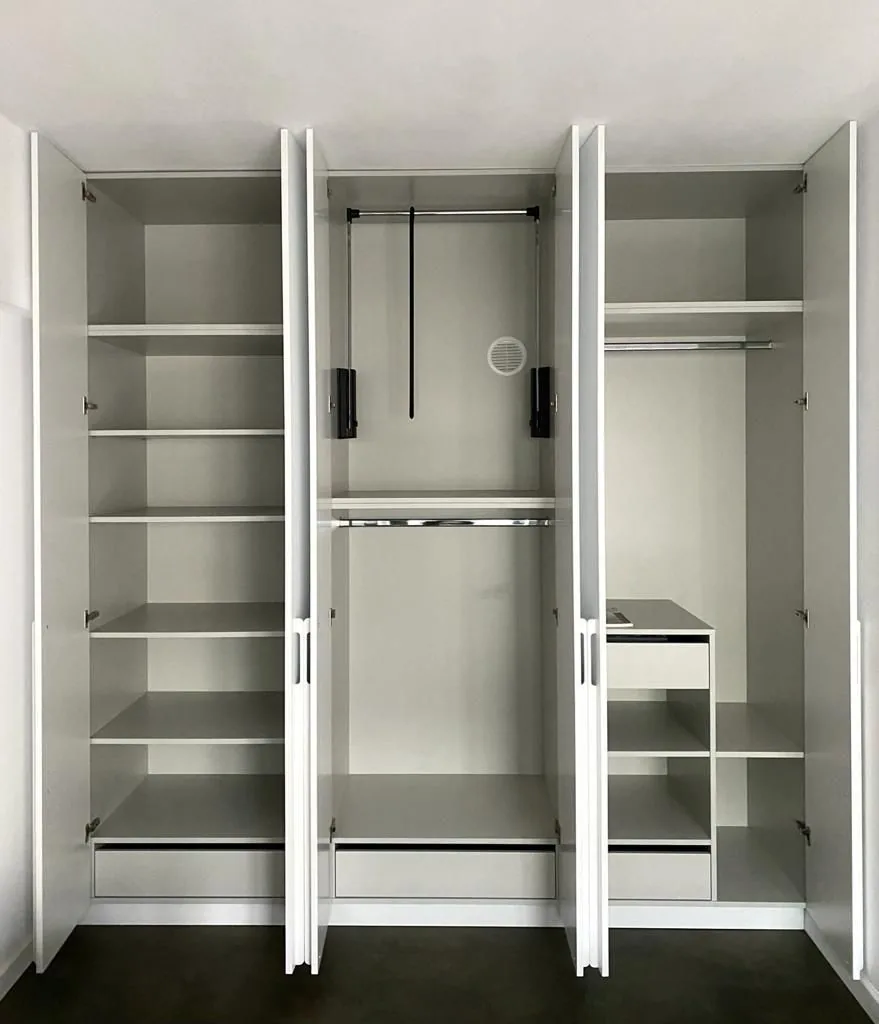 Interior garderoba alba cu lift rail si compartiment sertare la comanda Bucuresti