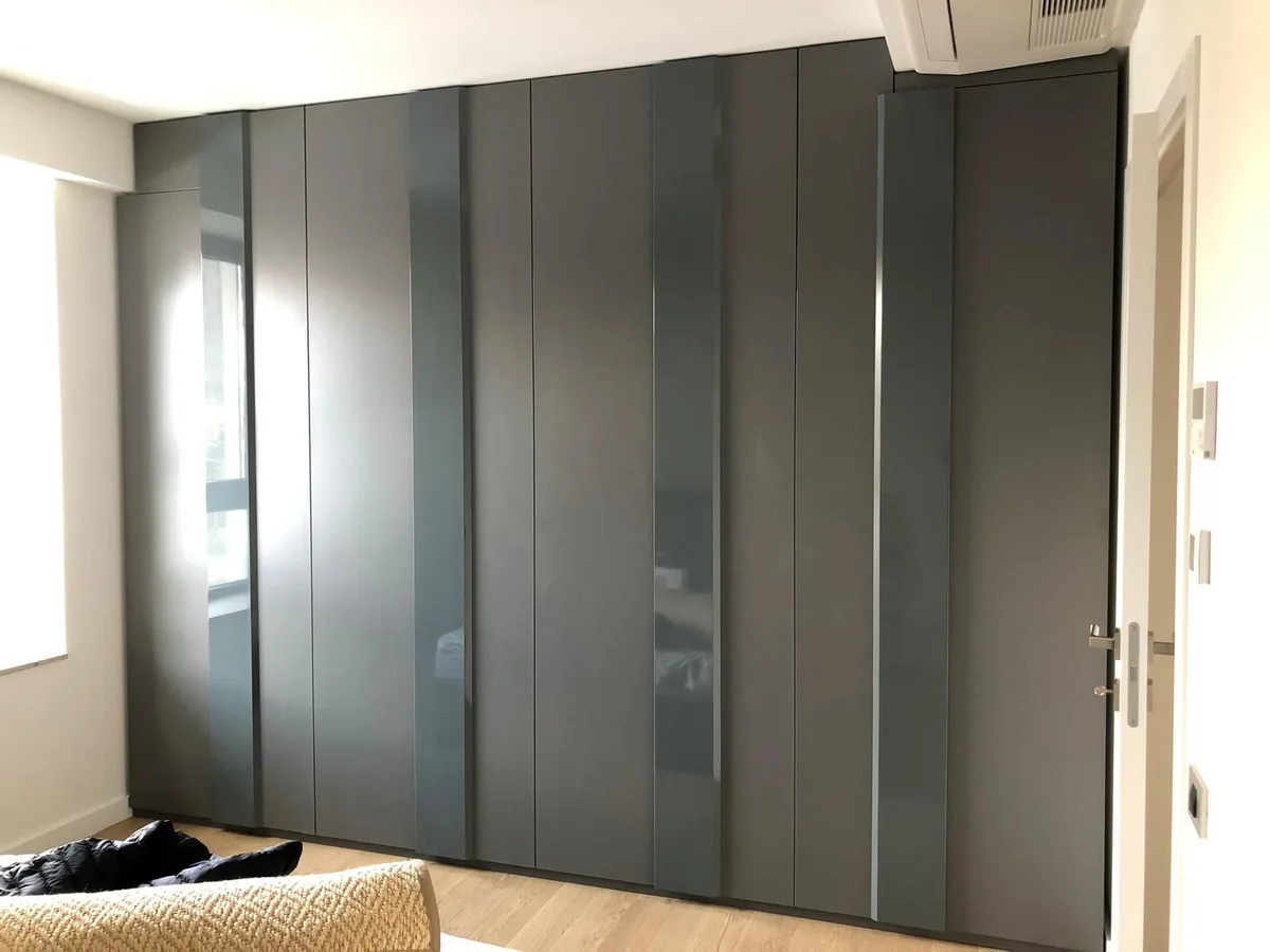 Dressing antracit podea-tavan în finisaj mat-lucios