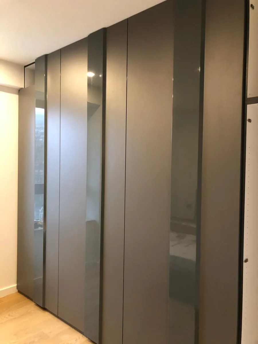 Garderoba antracit mat lucios cu lumina naturala perete complet la comanda Bucuresti