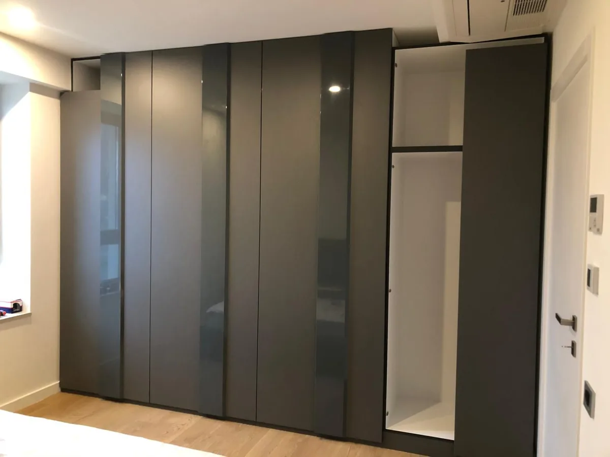 Garderoba antracit mat cu sectiune deschisa interior alb si bare haine la comanda Bucuresti